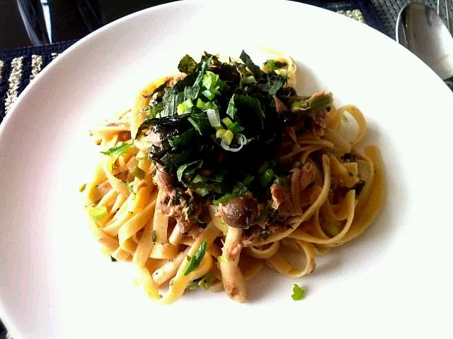 tuna, shimeji mushroom, & shiso leaf shoyu pasta with seaweed|maymayinloveさん