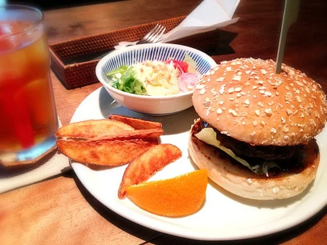 カフェの照り焼きバーガー|がちゃぴんぐーすさん