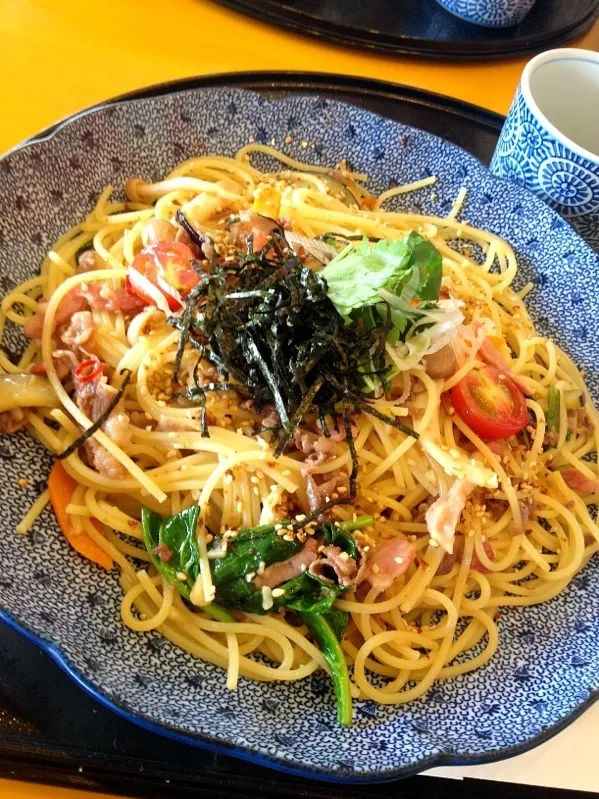 洋麺屋五右衛門 牛肉となすとほうれん草のピリ辛醤油バタースパゲティ|カウンター嬢さん