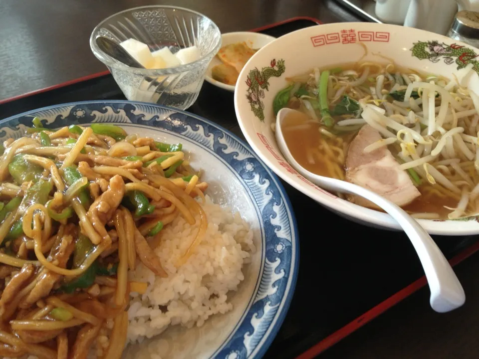 Snapdishの料理写真:【週替ランチ】青椒肉絲丼+小ラーメンセットを頂きました。|momongatomoさん