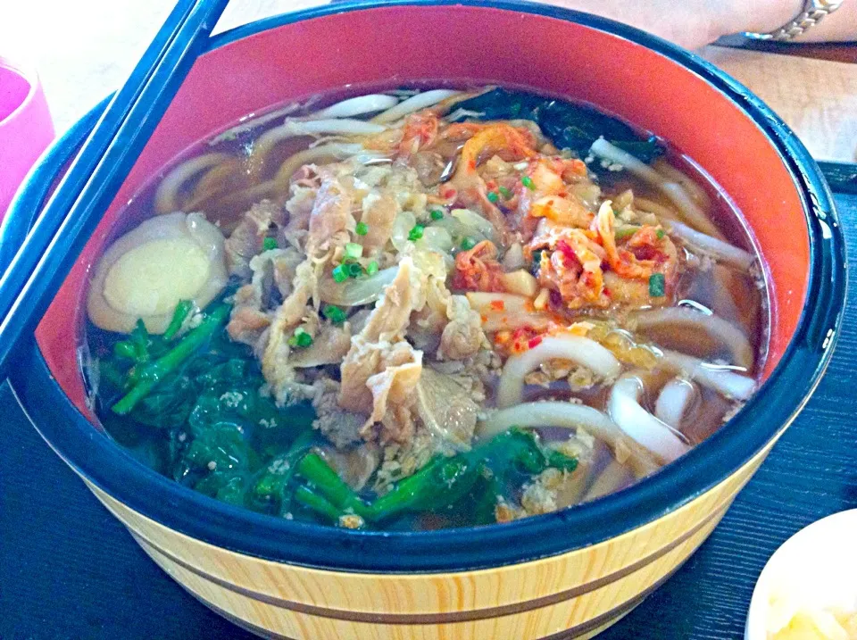 空港で簡単お食事🍴🍜キムチ焼肉うどん ピンとこない味…|Tanni Kaさん