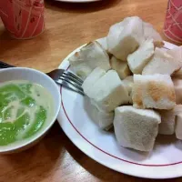 Thai cream (Sung-Ka-Yah) with steamed buns.