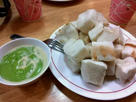 Thai cream (Sung-Ka-Yah) with steamed buns.|Narisra Kirtibutrさん