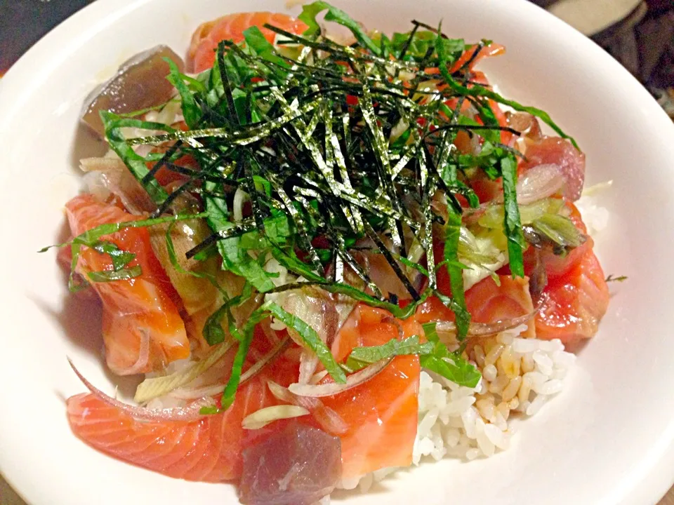 サーモンとマグロの漬け丼|あみきち🐠さん