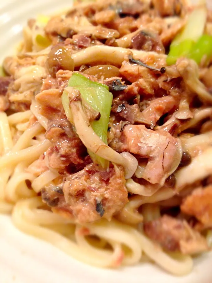 超簡単⭐サバの🐟味噌煮焼きうどん٩(๑òωó๑)۶！|悠雫さん