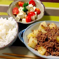 挽肉とジャガイモの簡単煮 豆腐とミニトマトのサラダ|りかちさん