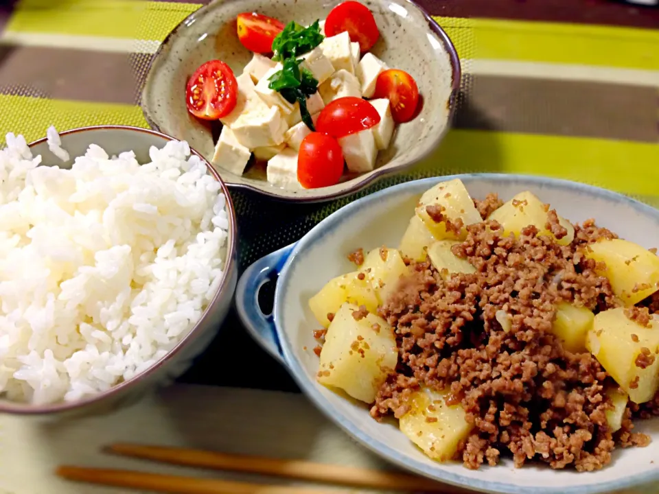 挽肉とジャガイモの簡単煮 豆腐とミニトマトのサラダ|りかちさん