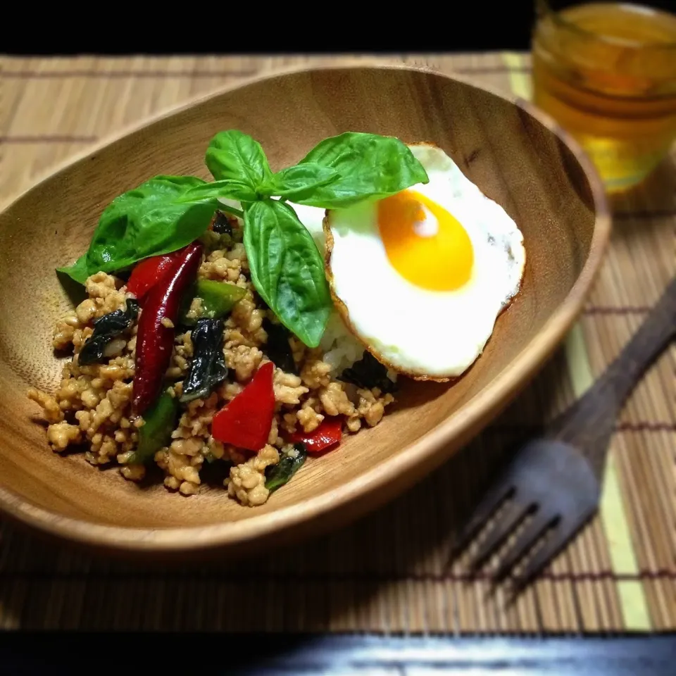 Snapdishの料理写真:Khao Pad Ga-Prao Gai
{ผัด ใบกะเพรา ไก่ กับ ไข่ดาว ราดข้าว}|nori.co.jpさん