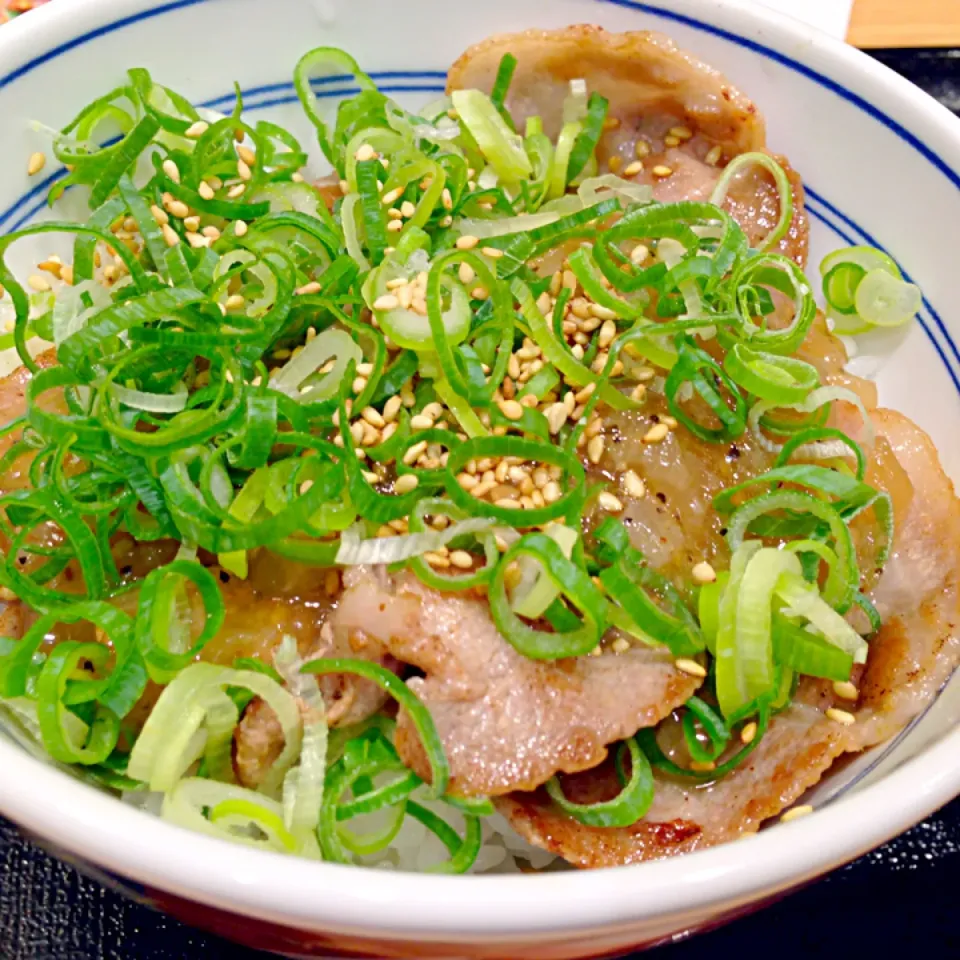 Snapdishの料理写真:吉野家のネギ塩ロース豚丼💛|きゅうちゃんさん