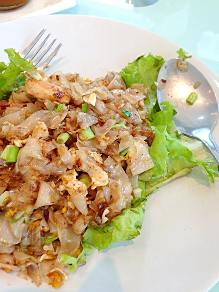 Stir-fried fresh rice-flour noodles with chicken and egg|PhUnGさん