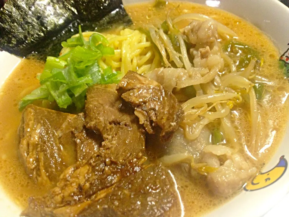 肉野菜を盛り込んだ味噌チャーシュー麺|shenhuaさん