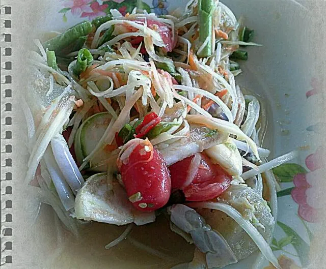 "ส้มตำปูม้า" Papaya Salad with Blue Crab  (Somtum-Poo-Mar)  at ร้านน้องอุ้ม (อัมพวา)
link นะ..อ่ะเปิดดูๆ ของน่ากินทั้งน้านนน|ChomChuanChim (ชมชวนชิม)さん