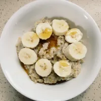 Snapdishの料理写真:Rolled oats, with banana and a little bit of maple syrup :)|Miahさん