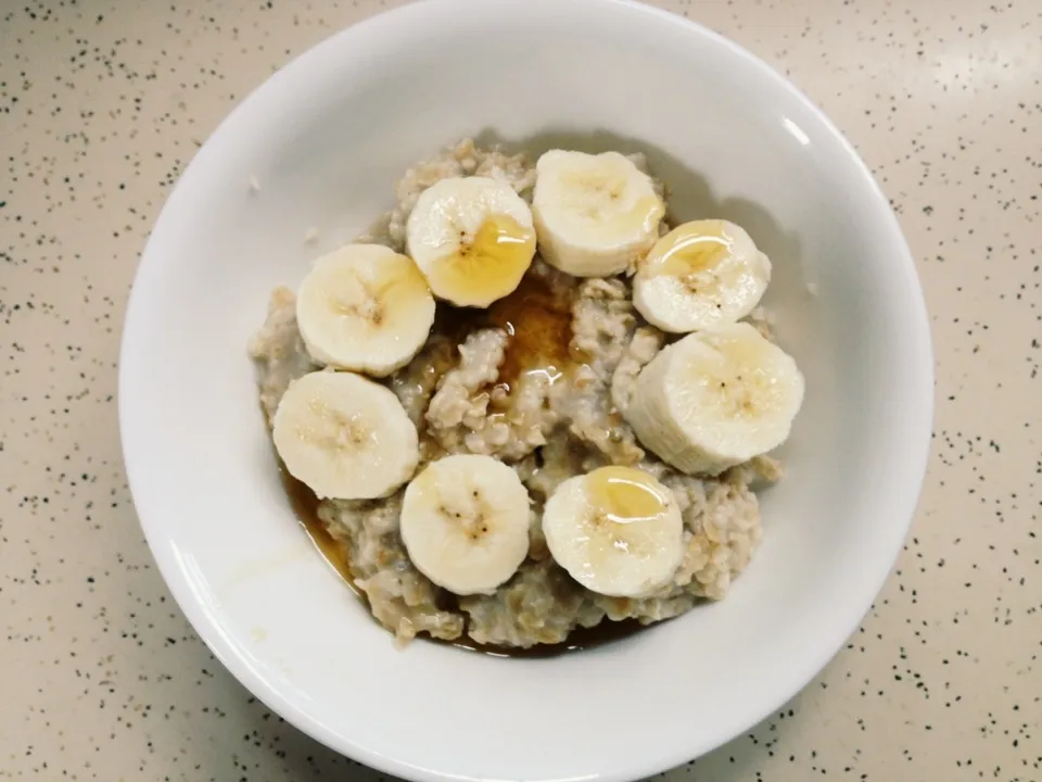 Snapdishの料理写真:Rolled oats, with banana and a little bit of maple syrup :)|Miahさん