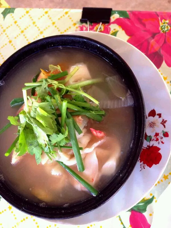 clear soup tomyum gung aka tom yum shrimp
non oil yet flavorful sour spicy soup with fresh shrimp|joey limさん