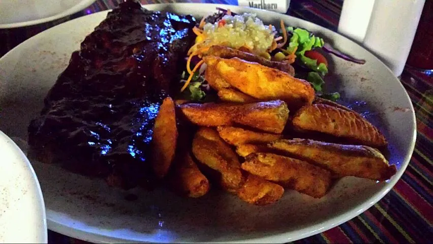 Back ribs with wedges and garden salad|genさん