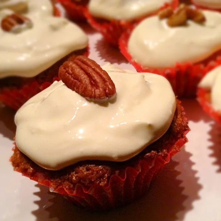 Carrot cupcakes with cream cheese icing|Mistaleさん