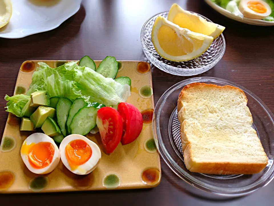 手捏ね食パンと煮卵で朝ごはん☆|いそりなさん