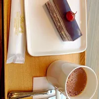 Hot chocolate and cake at lindt|kokisさん