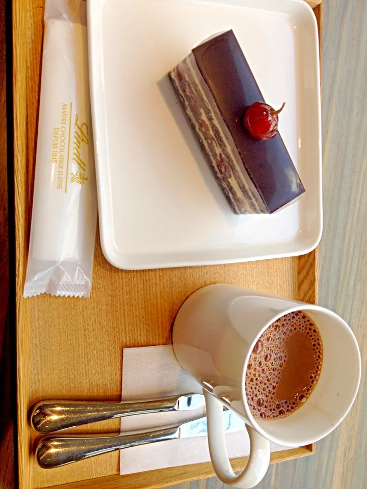 Hot chocolate and cake at lindt|kokisさん