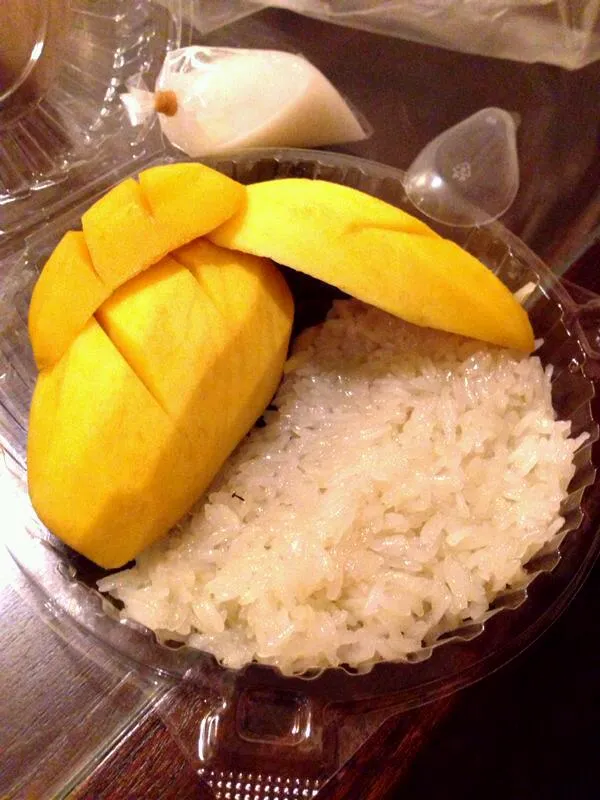 Sweet mango sticky rice. One of the famous dessert in thailand|joey limさん