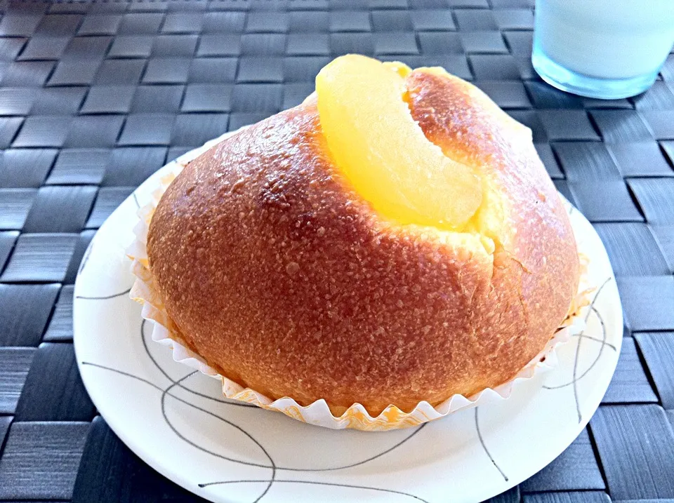 Snapdishの料理写真:丸ごとアップルカスタードパン♡|あみん´ω`)ﾉさん