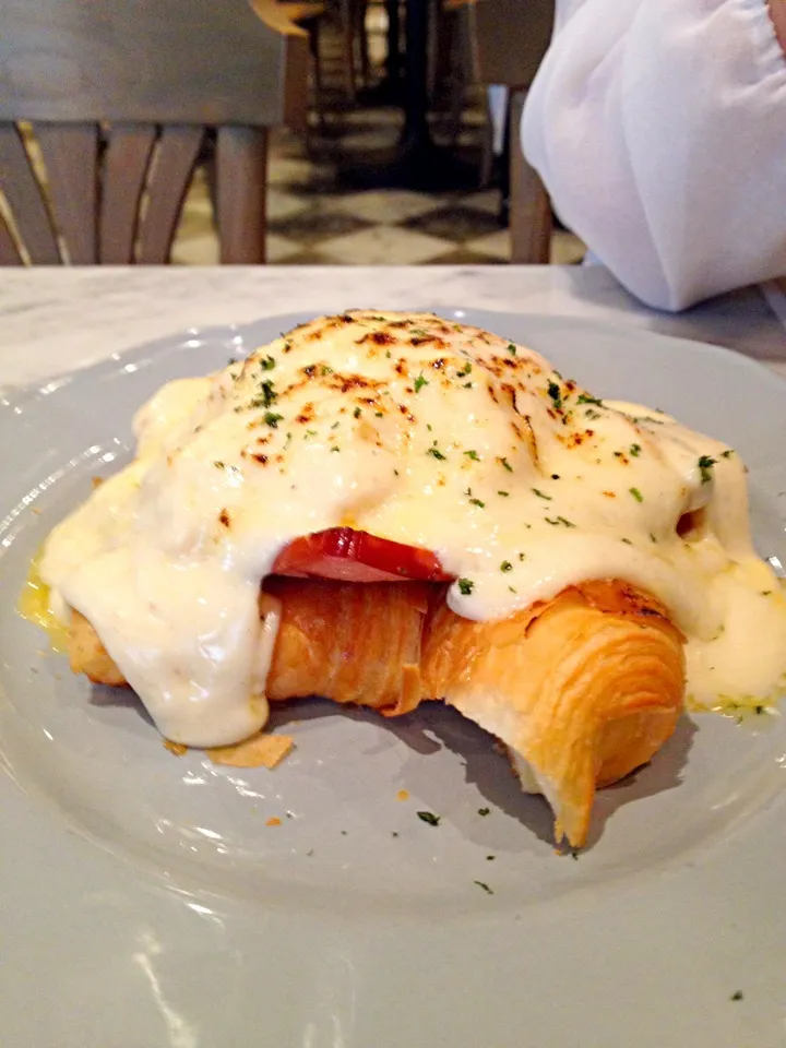 Croque Calin - French croissant with ham, topped with scrambled eggs and melted cheese|k panさん