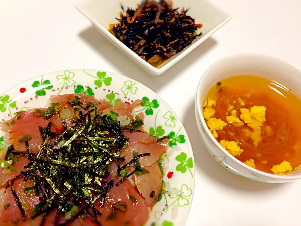 マグロ丼とひじきの煮物とサンラータン春雨スープ|airiさん