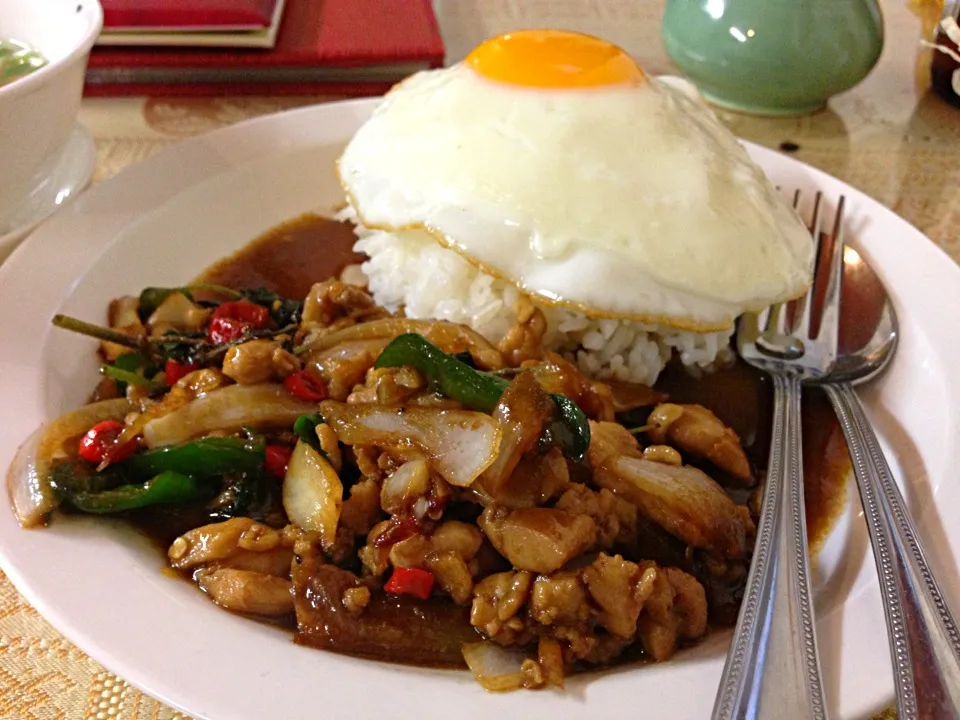 ผัดใบกะเพราไก่ใส่ไข่ดาว 鶏挽肉ガパオ炒めご飯 目玉焼きのせ@ที่ญี่ปุ่น 行徳 タワンナー|akiさん