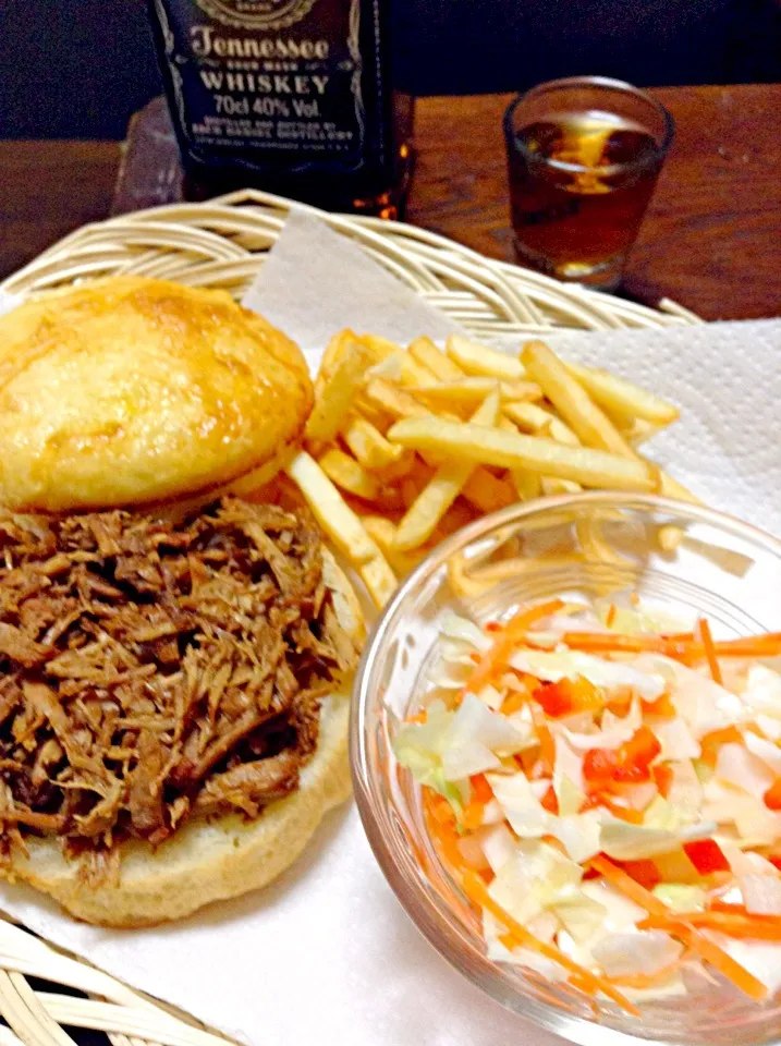 Snapdishの料理写真:プルドポーク＆コールスロー (今回はRick  Chanさんスタイルの梨入りコールスローで)             Pulled Pork & Coleslaw|yorikoさん