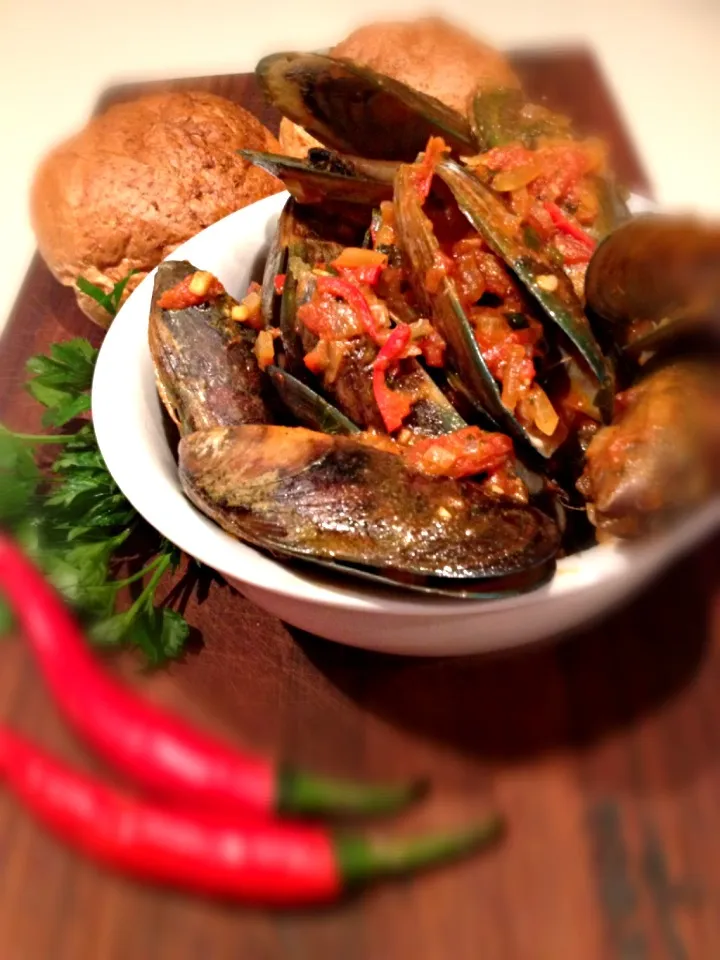 Chilli mussels with crusty garlic bread|woodfiredさん