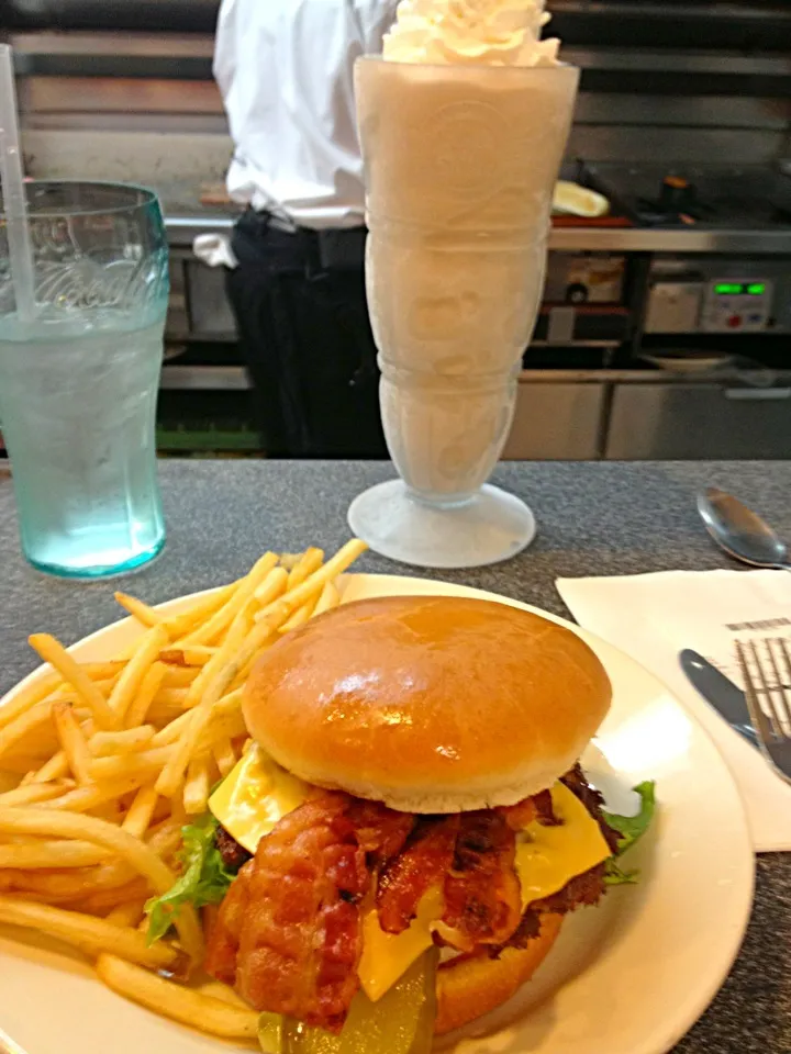 Snapdishの料理写真:Burger & Shake|kevin hilgendorfさん