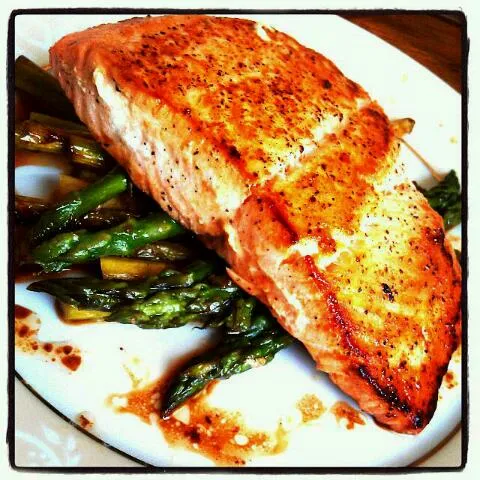 Salmon w asparagus drizzle of soysauce and sesame oil.|Nuon Ithさん