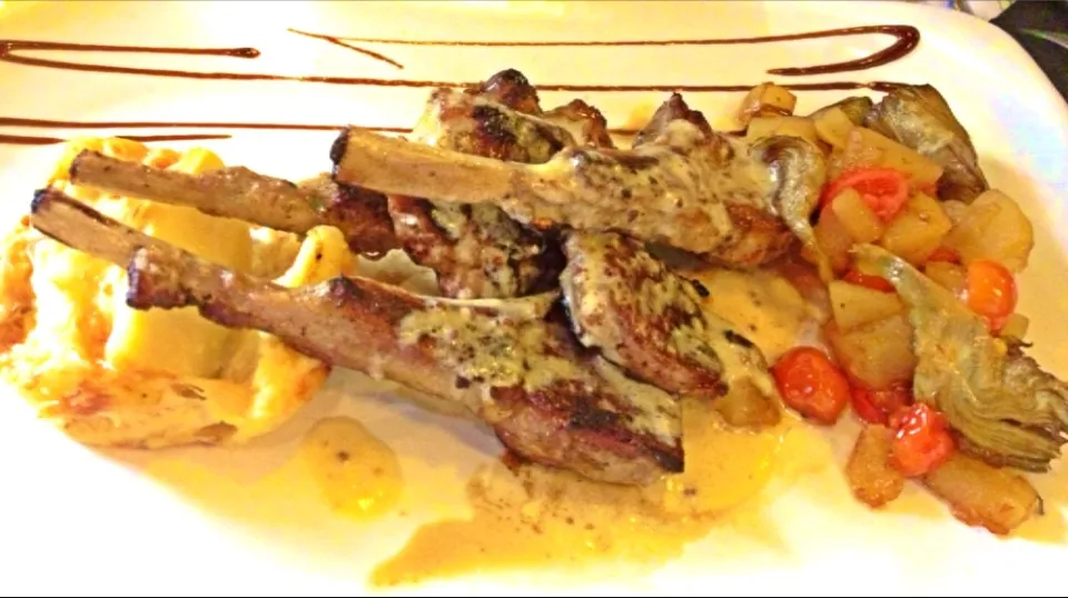 Snapdishの料理写真:Lamb #ribs with grilled potatoe and vegetables|De Pupesさん