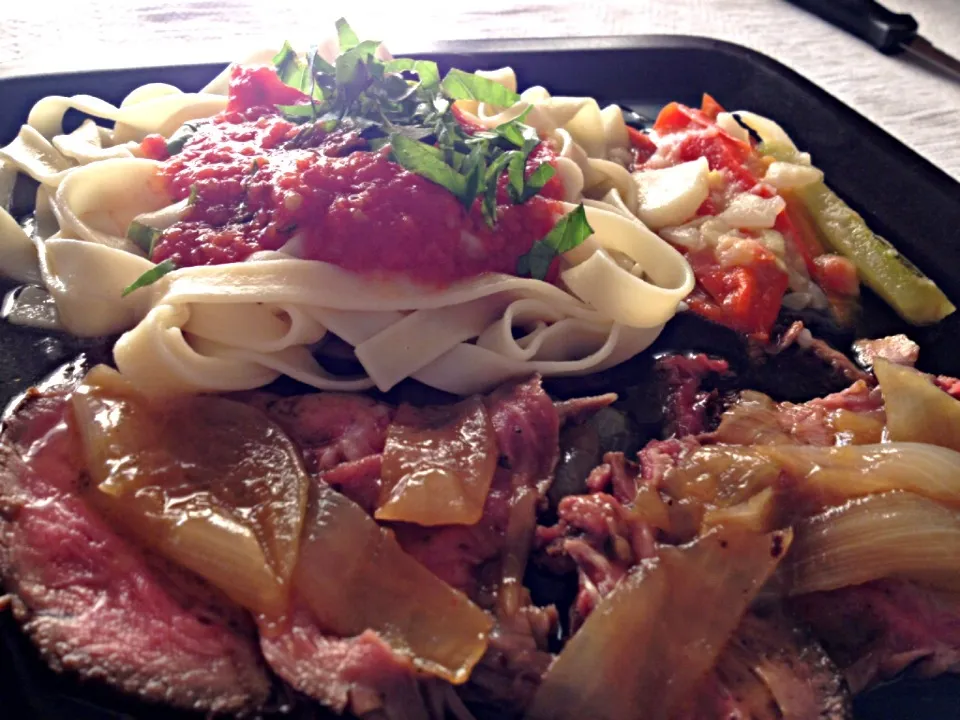 Snapdishの料理写真:Tagliatelle with fresh specied tomatoe and sweet onion over roast beef.|De Pupesさん