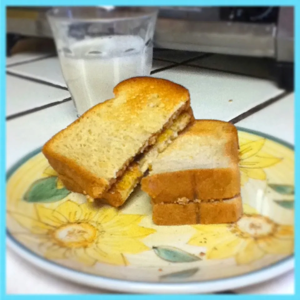 Almond butter & mango jelly sandwich on gluten free bread|Sai linさん