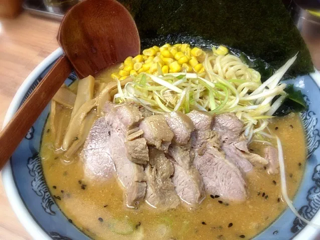 Snapdishの料理写真:ネギ味噌チャーシュー麺|ひろろーんさん