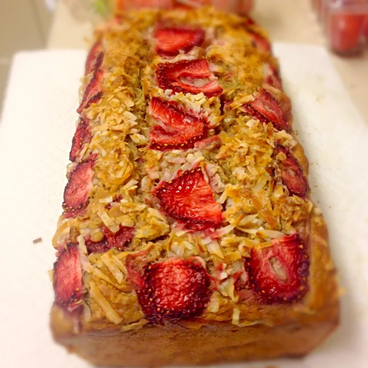 Strawberry coconut chia seed banana bread.|lindseyさん