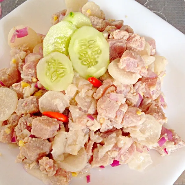 Philippine popular .. (Kinilaw na Tuna) raw tuna in venigar and lime juice with cucumber , ginger and onions. Best served along with cold beer🍺👍|judith sawahataさん