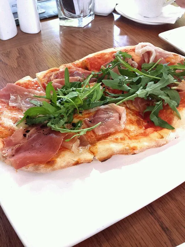 Pizza Proscuitto - Parma Ham,  Rucola leaves and burrata.|genさん