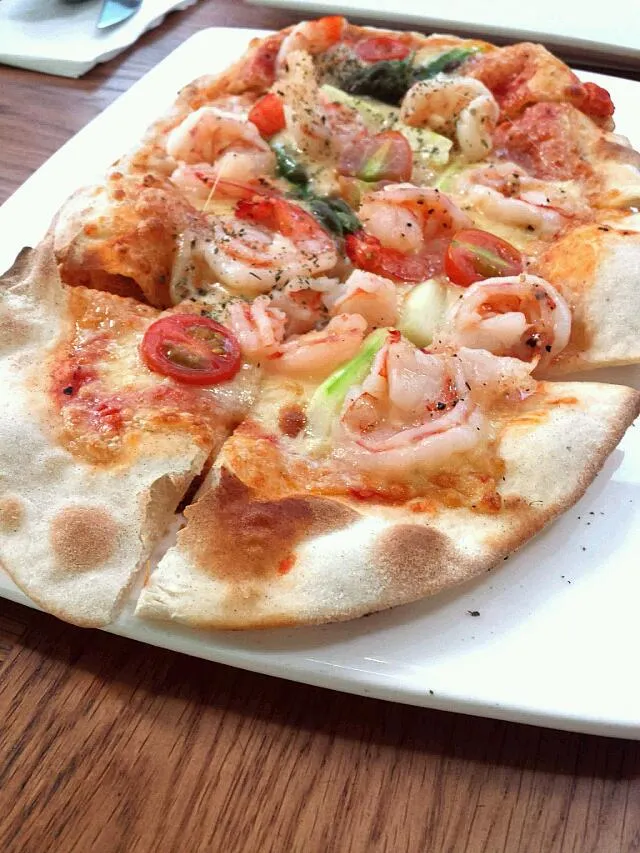 Pizza Gamberi  - prawns,  asparagus and tomatoes|genさん