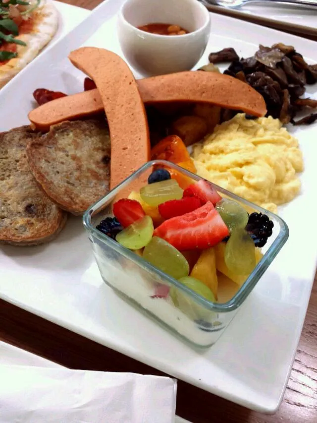 Big Breakfast - Chicken sausage,  sauteed mushrooms,  baked beans,  raisin bread,  scrambled eggs and fruit with yoghurt|genさん