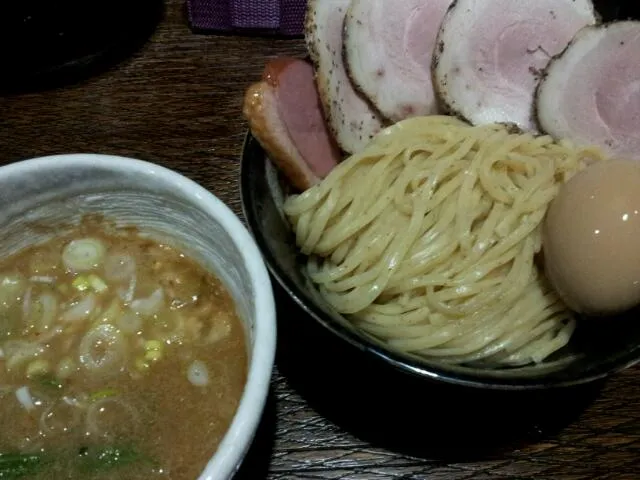 Snapdishの料理写真:【大阪・大東】麺や而今「魚貝三獣士つけ麺(並) 豚バラ肉のチャーシュー&煮玉子トッピング」|うえおさん