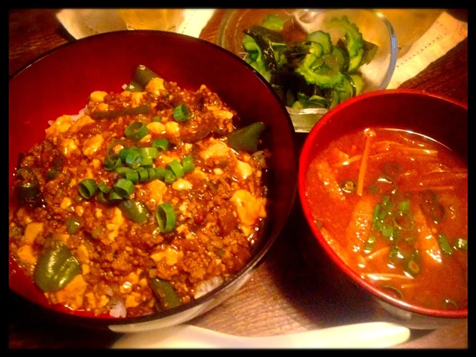 麻婆丼とエノキの赤だしお味噌汁とゴーヤと胡瓜と若布の酢の物|トキロックさん