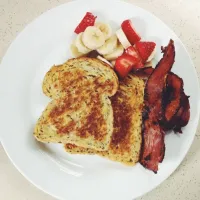 Snapdishの料理写真:Flaxseed French toast, turkey bacon and fresh fruit :)|Miahさん