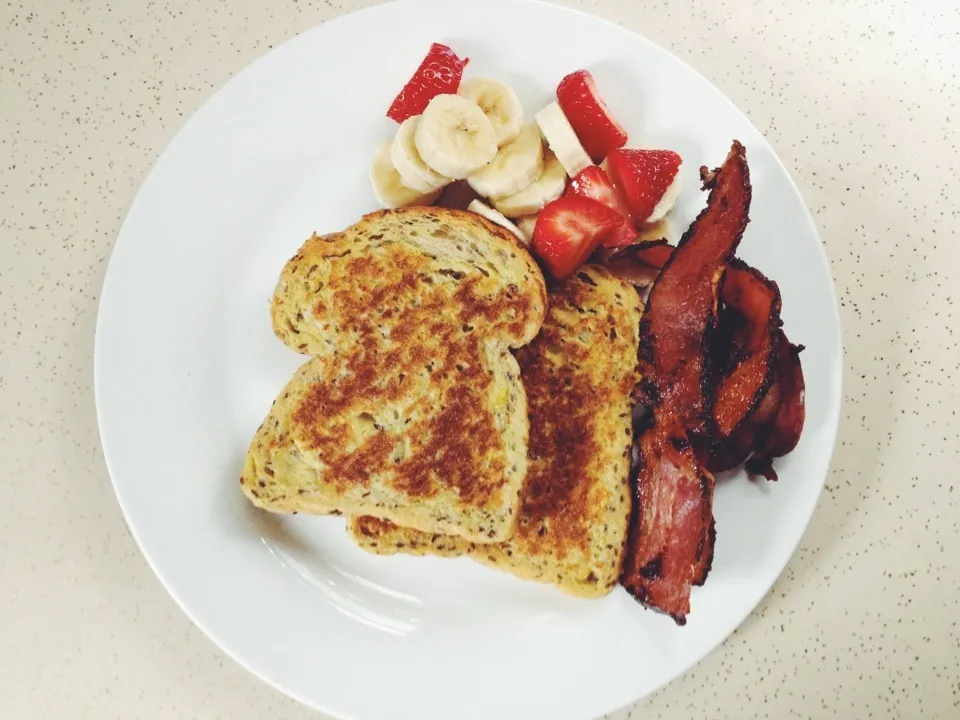 Snapdishの料理写真:Flaxseed French toast, turkey bacon and fresh fruit :)|Miahさん