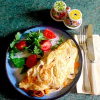 Snapdishの料理写真:Red Leicester and sautéed mushroom omelette|louise beresfordさん