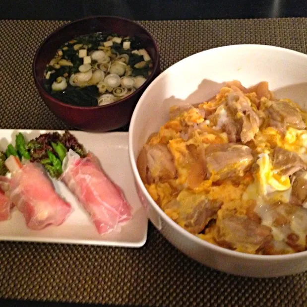 Snapdishの料理写真:親子丼、生ハムのサラダ、わかめのお味噌汁|ayumiさん