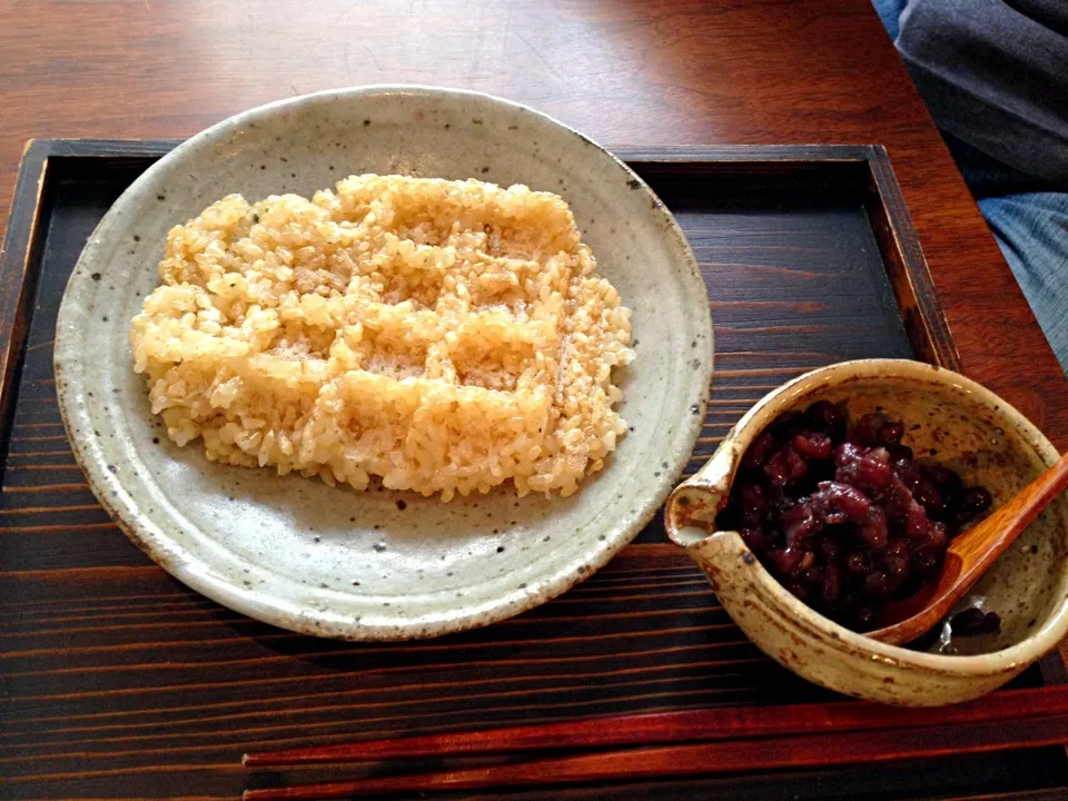 玄米もちのワッフル風🍘つぶあんトッピング|こいちさん