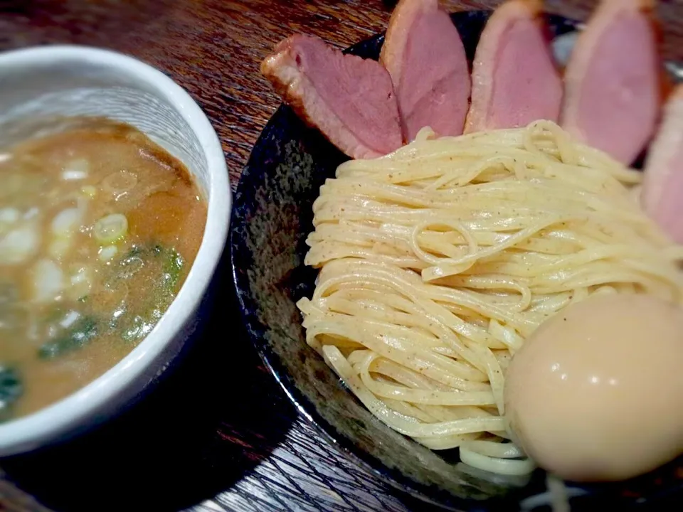 魚貝三獣士つけ麺 鴨のくんせいと煮卵トッピング@而今|くけこさん